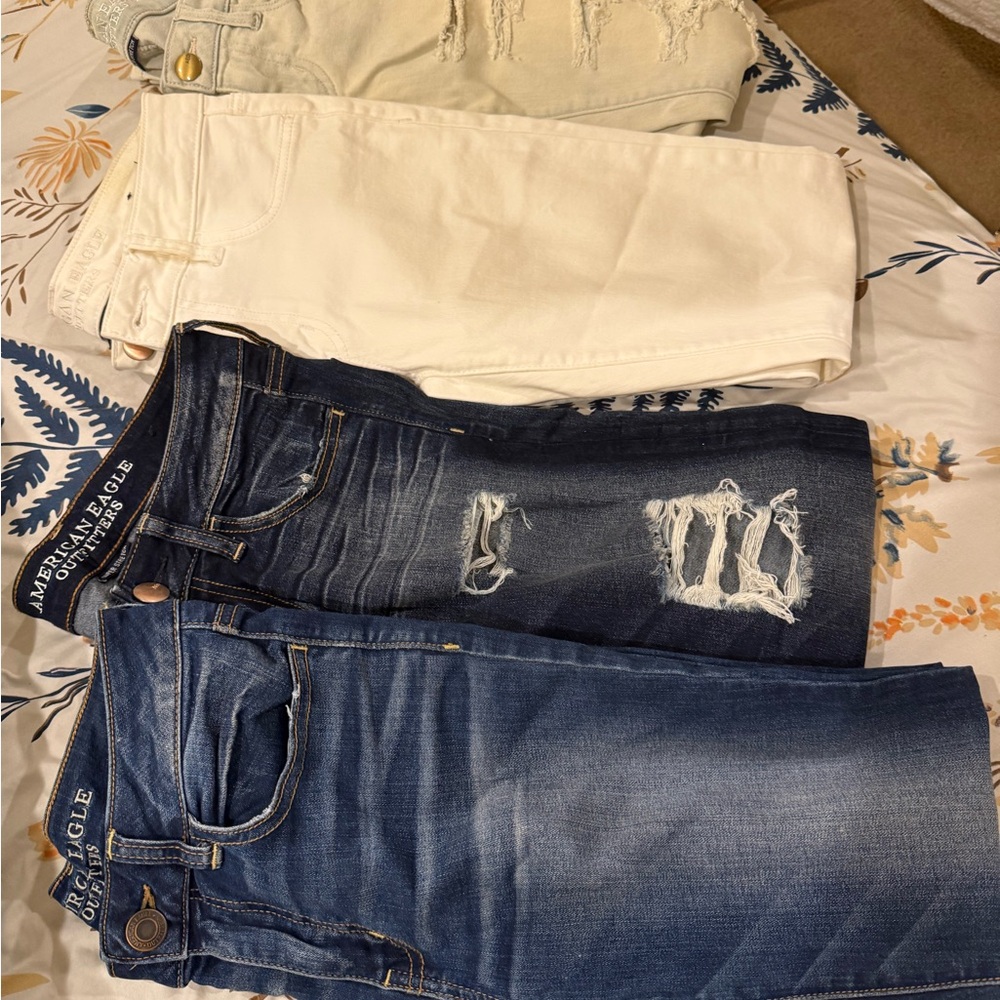 American Eagle Outfitters Women's Distressed Blue and Cream Jeans